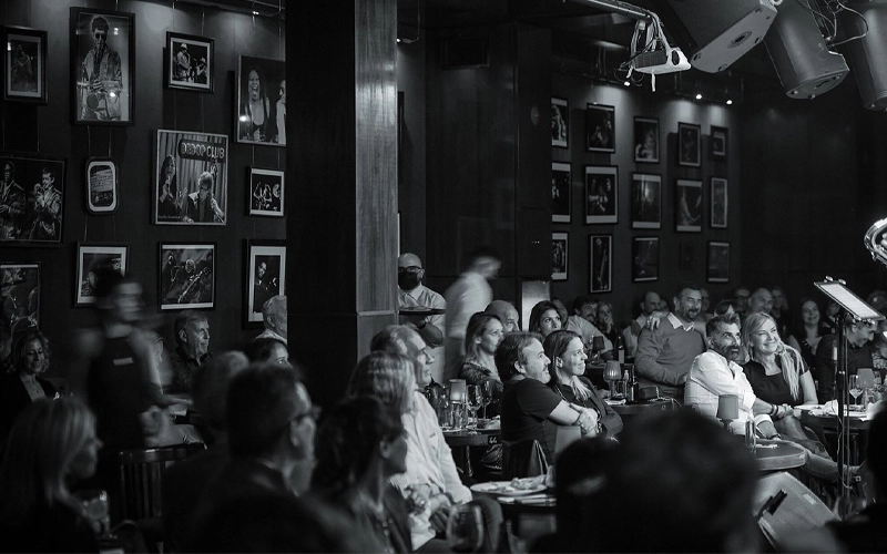 bebop club con publico sentado